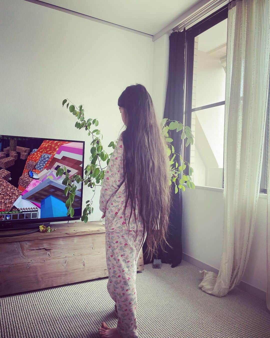 竹下玲奈さんのインスタグラム写真 - (竹下玲奈Instagram)「彼女は生まれてから一度も髪を切った事がない10歳になったら切ると言っているが 彼女の意志を尊重してはいますがここまでくると朝の髪を結ぶ時間を思うと…正直ひ〜っ😭てなる笑」6月30日 10時35分 - renatakeshita