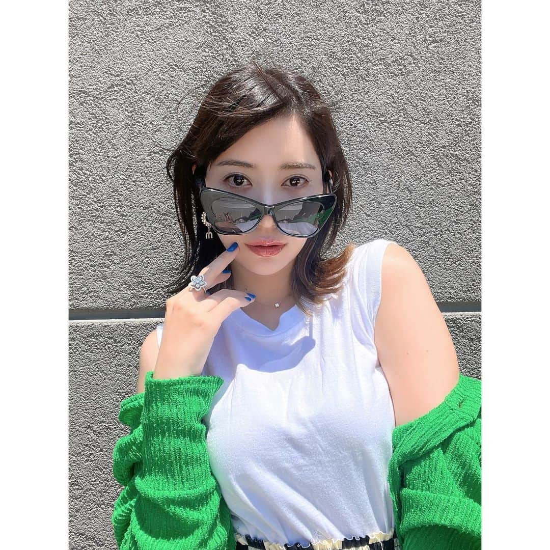 梅村妃奈子のインスタグラム：「. 『前髪いらないかも…』 と人生で初めて思って分けてみた👩🏼‍🦱🌼 けどベースがパッツン前髪なので上手く流せず🤣💦 大人しく伸びるのを待ちながら 可愛いヘアアクセ集めよう🥰💜💚💛🏹 . 🕶 @stellamccartney」