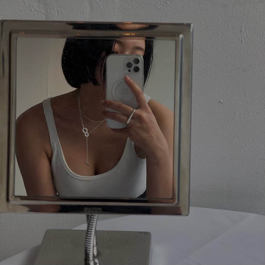のインスタグラム：「毎年、夏ってこんな暑いっけ？って思う溶けそうだ 今年の夏はいっぱい遊びたい🍉友人各位楽しいお誘いお待ちしてます✌️🌻」