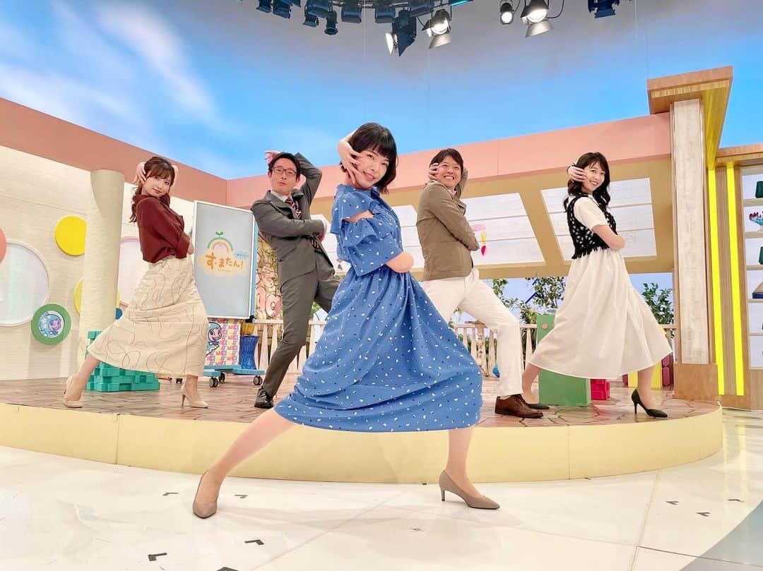 虎谷温子のインスタグラム：「今日は元・宝塚歌劇団の彩羽さんが来てくださいました〜！ 真似してポーズをとってみたのですが、なんと！花組のポーズだったそうで…(後に彩羽さんのインスタで知りました😳😳) それにしても、さすが彩羽さんは元宝塚！顔小さい！手足長い…！！ポーズ決まってる！！ #すまたん」