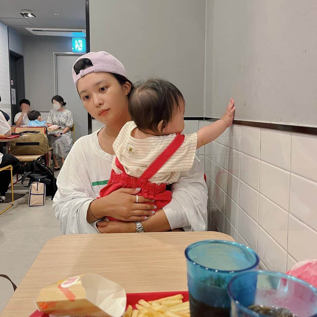 キム・ダヘのインスタグラム：「항공기 지연,,, 캐리어 두개,,, 애기 1,, 짐 두개,, 총 5.... 안녕..」