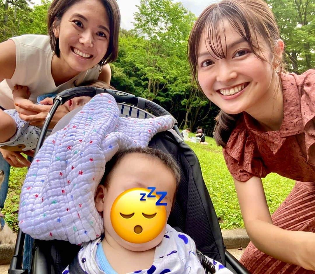 小林由未子のインスタグラム：「. この前、のりちゃんと外でのんびり☀︎  赤ちゃん同士の絡みって面白い。笑 自分達のおもちゃ交換してみたり 遊んでいたお尻拭き取られたら泣いたり  隣で赤ちゃんがわちゃわちゃしながら子育ての話やら仕事の話やら たくさんできて良かった🧡  #福田典子 ちゃん #同期 #実は大学も同じ😚」