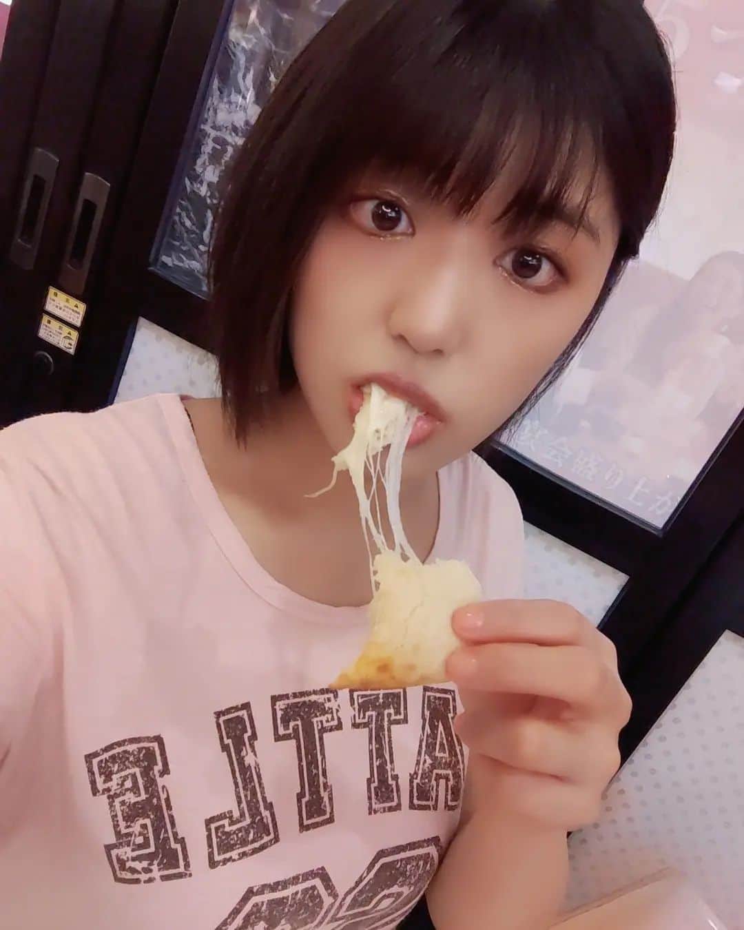 四葉杏果（松村有花）のインスタグラム：「国会カレーと言われている？！ガンジスカレー食べてきた(*^^*) 私が食べたやつは色んなカレーの中からニ種類選べるやつで牛肉のカレー🌶とバターチキンカレーにしたよ♡海鮮系のカレーと迷った🤣 一枚目はチーズナンなんだけど、こんなにチーズの伸びるチーズナン初めてで驚いた✨ サラダも少しついてて、デザートにはマンゴープリンを食べたけど濃厚で美味しかった♡栄養満点(*^^*) ナンとチーズナンの2枚目食べました！ 国会のひと来るお店だけあって落ち着いててスーツ着てる人がたくさんいて静かにご飯食べたい人に凄くおすすめだし、お子様ランチを頼むとスーパーボールが貰えるみたいなのでご家族も大歓迎のお店みたいです✨カレー以外にもサイドメニューたくさんあったのでぜひ、色々食べてみてね♫  PR @ganges.tokyo #新宿グルメ #新宿ランチ #新宿ディナー #新宿カレー #新宿インドカレー #ガンジス #国会カレー #トリドリベース」