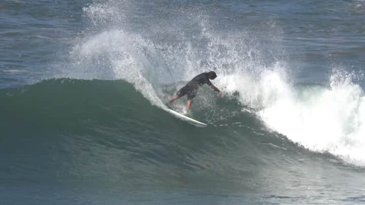 ミシェル・ボレーズのインスタグラム：「First day here in Balito in South Africa . The body feels a bit rusty but at least I can surf at 60-70 %. There is a few manœuvres that I don’t feel good about doing them yet like airs , big rentry and lay backs… I’m gonna stay OLD SCHOOL on that one 😁😁😁🤙🏼🤙🏼🤙🏼 📽 @hirateriinatoofa / @surfingfrance」