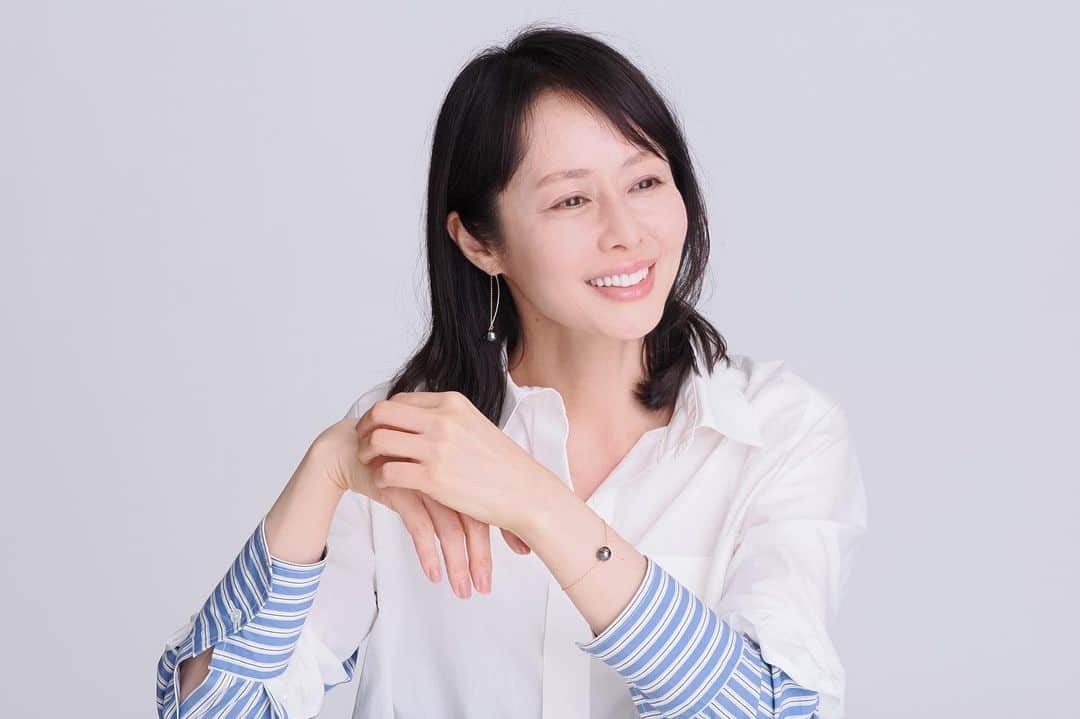 藤井美加子のインスタグラム：「New photo  カメラの前に立って5分。 巨匠の撮影はとにかく早い!!　 mikako_jewelry の新作をつけて撮っていただきました。とても気に入っています。山岸先生いつもありがとうございます。  photo: @yamagishi.shin  earring: @mikako_jewelry  bracelet: @mikako_jewelry  2022 new work. Black pearl jewelry.  #photo  #photography  #三木美加子」