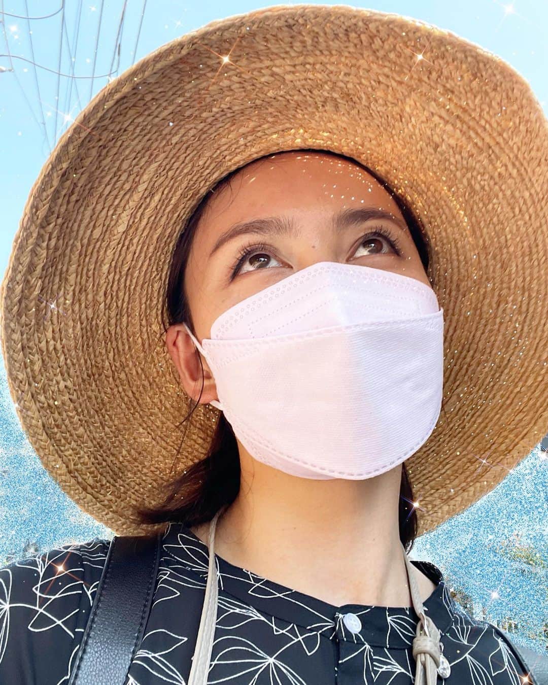 のインスタグラム：「暑くて溶けそうね まん丸麦わら帽子で日焼け対策」