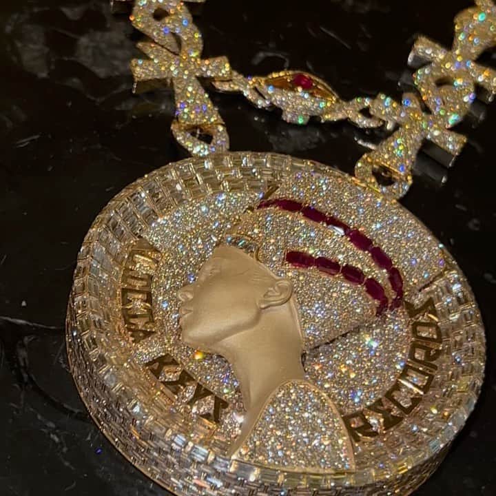 スウィズ・ビーツのインスタグラム：「Art Piece Made For A Queen. The Iconic Nefertiti Has Been Sculpted to Resemble @aliciakeys . This Custom Designed Link Made of Ankhs & Infinity Links Symbolizes Eternal Life. The Baguettes Are Set in a Brick Formation Like the Great Pyramids in Egypt.  #AliciaKeysRecords  #ShouldaWentToElliot」