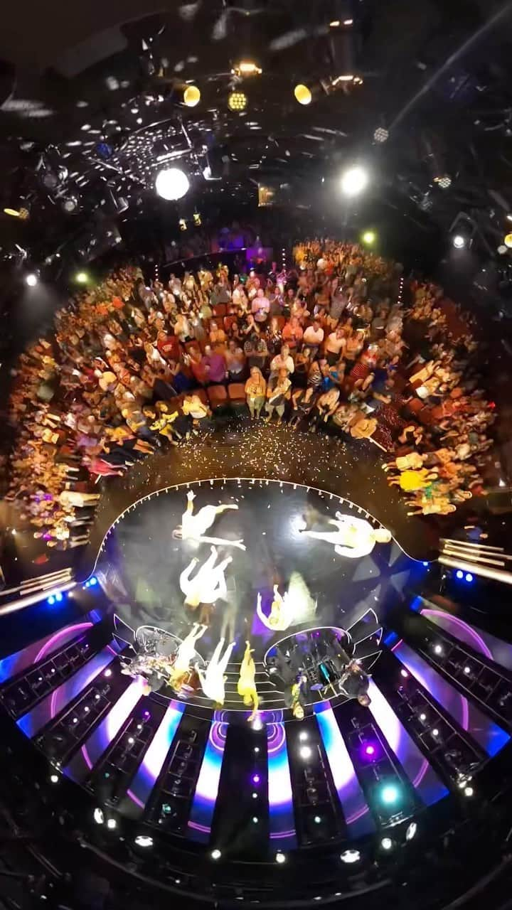 デレク・ハフのインスタグラム：「Incredible show last night at the  @venetianvegas ! Who wants to come join the party?  Get your tickets 🎫 at Ticketmaster.com or derekhough.com」