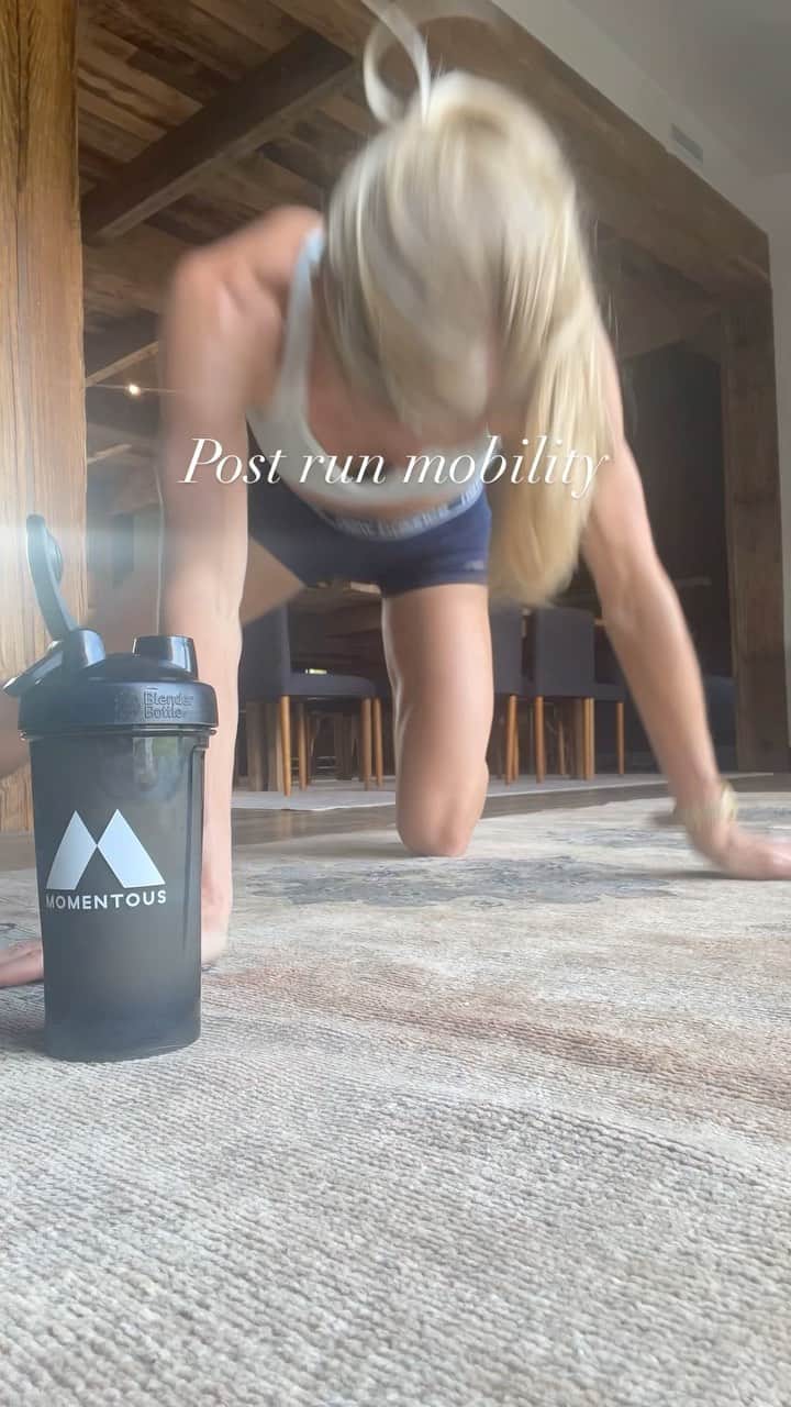 エマ・コバーンのインスタグラム：「Easy day vibes💫 Easy run this morning, peanut butter banana protein smoothie, mobility, and now to relax most of the day before my second easy run. Verrrryy chill day on deck. Smoothie is Frozen banana, ice, milk/water, @live.momentous vanilla essential protein, and some peanut butter. Nom nom.  . . . . . #easyday #recovery #smoothie #soothierecipe #mobility #running #runner #momentous」