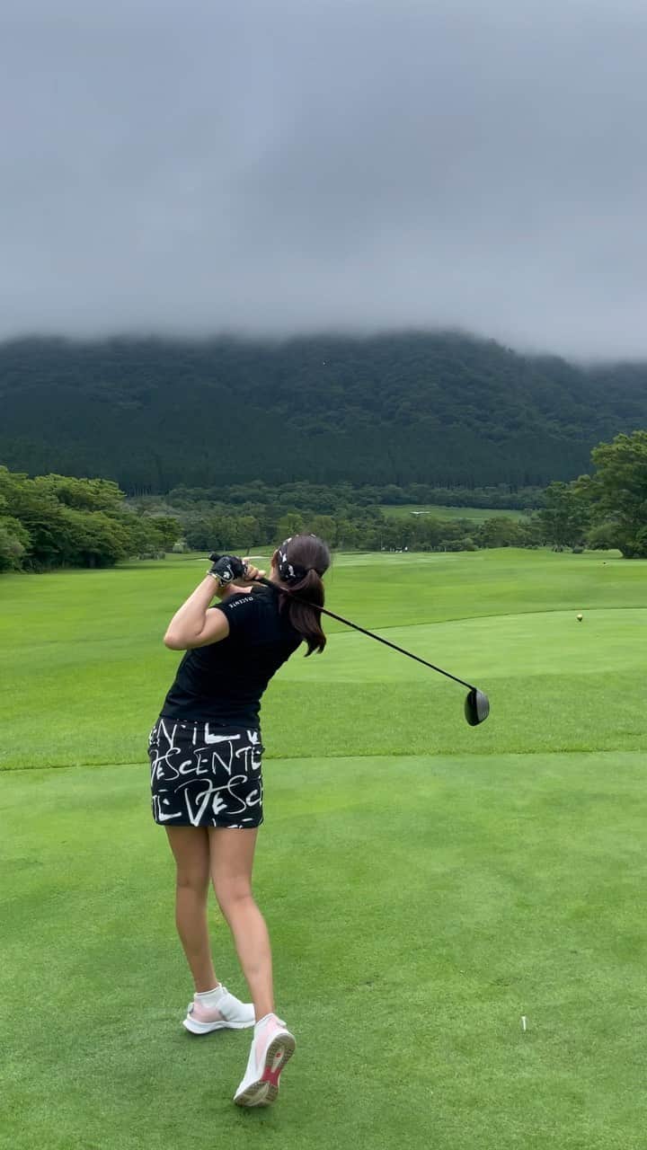 のインスタグラム：「ドライバーショット☺️ @club_onoff   やっと慣れてきた😊❤️  涼しくて大好きな箱根✨  ヘビロテの @descentegolf ❤️ 幸せな日❤️  #オノフ　#onoff #ドライバーショット　  #golfgirl #golf #golfing #instagolf #golfswing #golffashion#golfstagram #golfwear  #ゴルフ好き #ゴルフ練習 #ゴルフ女子 #ゴルフ男子 #ゴルフ上手くなりたい #ゴルフ好きと繋がりたい#ゴルフウェアー  #ゴルフスイング #골프 #エンジョイゴルフ#ゴルフコーデ」