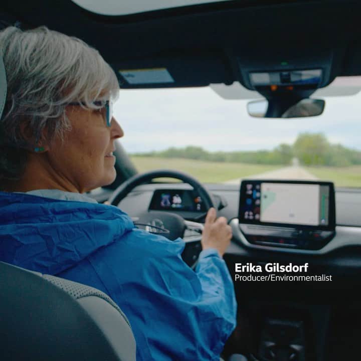 Volkswagen USAのインスタグラム：「There’s nothing greener than a zero-direct emissions EV at @arbordayfarm. On Episode 3 of “What Fuels You,” @whatfuelsyouusa visits Brad to discuss the importance of trees for the environment. Just like choosing to drive electric vehicles, it’s part of doing something to make the world a better place that makes both Brad and Erika drive bigger.」