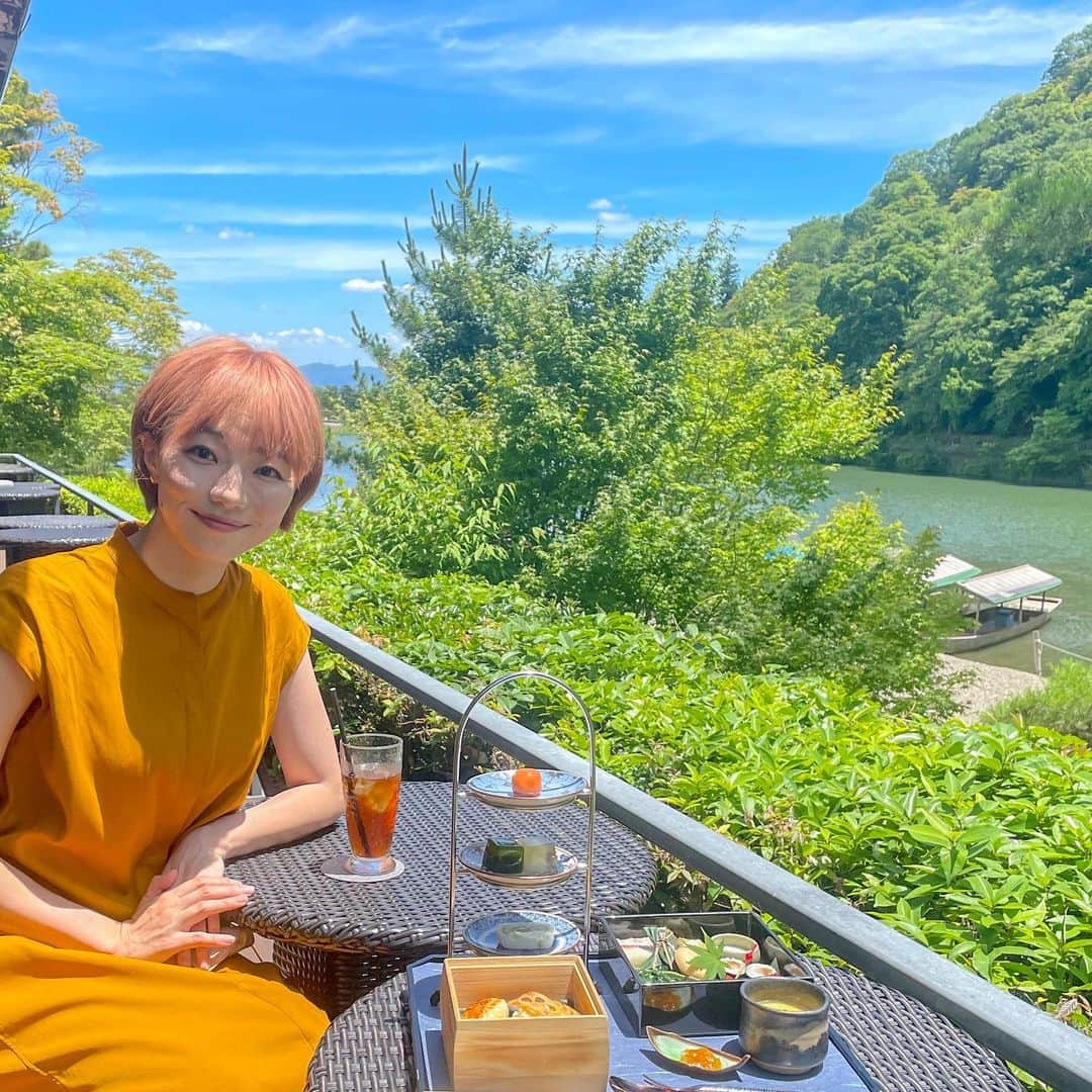雨宮萌果のインスタグラム：「🪷🪷🪷  本日、誕生日を迎えました。  沢山のお祝いメッセージ 誠にありがとうございます！  本当に、私は幸せ者です✨  私事ですが、今年は転機の年。 新しい人生の章が始まりました。  幸にして  私の周りにはどんなことも 人生を楽しく謳歌する スペシャリストばかりで  そんな人たちを見ていると  なぜだか私も どんな流れになっていくのか  楽しみで仕方ありません。  ゆく川の流れは絶えずして　 しかも、もとの水にあらず  今はそんな感じで、 毎日の変化を楽しもうと思います。  皆さま、これからも どうぞよろしくお願い致します。  いつもありがとうございます。  先日の京都一人旅を添えて。  #誕生日」