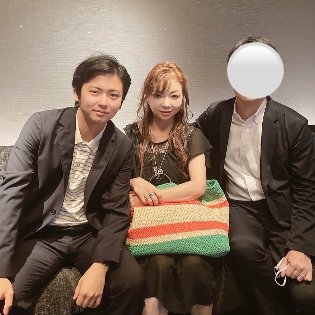 のインスタグラム：「長男と昔のマネージャーと久々のご飯❗️ 新入社員の時にハイヒール担当😆 よく長男のおしめ替えてくれました👶🏻 偉くなってくれて嬉しい💕 まだまだ人生長い❗️ 頑張って👍🏼  #ハイヒールモモコ #👠 #👠🍑 #CHANEL #シャネラー #グルメ #アメブロ  #YouTube #モモコ新聞 #長男 #元マネ #マネージャー」