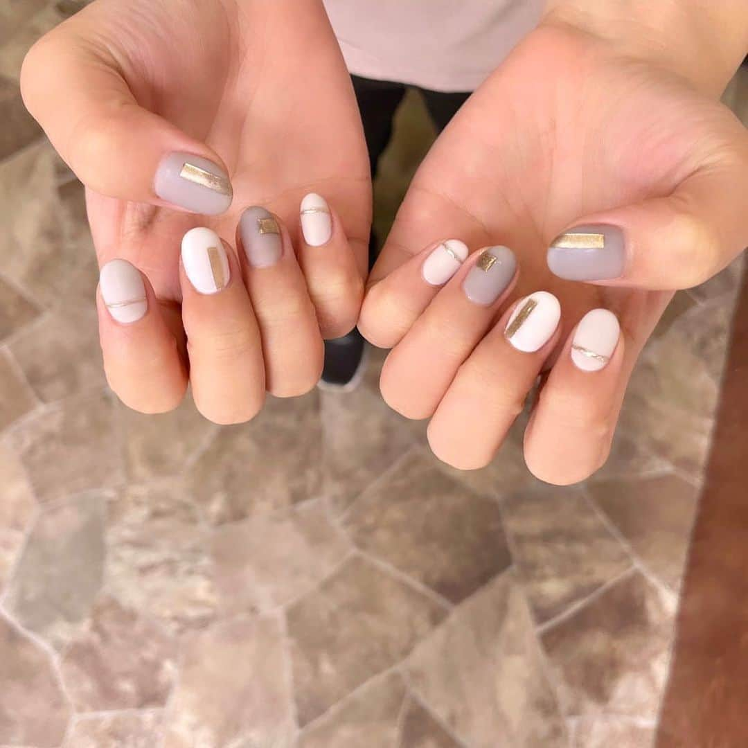 筒井莉子さんのインスタグラム写真 - (筒井莉子Instagram)「6月ネイル💅  ちょっと落ち着いたマット系にしてみました！！ 色合いも大人っぽくて たまにはありですね🤭  キラキラ光ってる物が好きだから ゴールドの部分がすごく好き♥  @maa___nails  今回もありがとうございます🫶🏻」6月30日 17時14分 - riko.02tsutsui