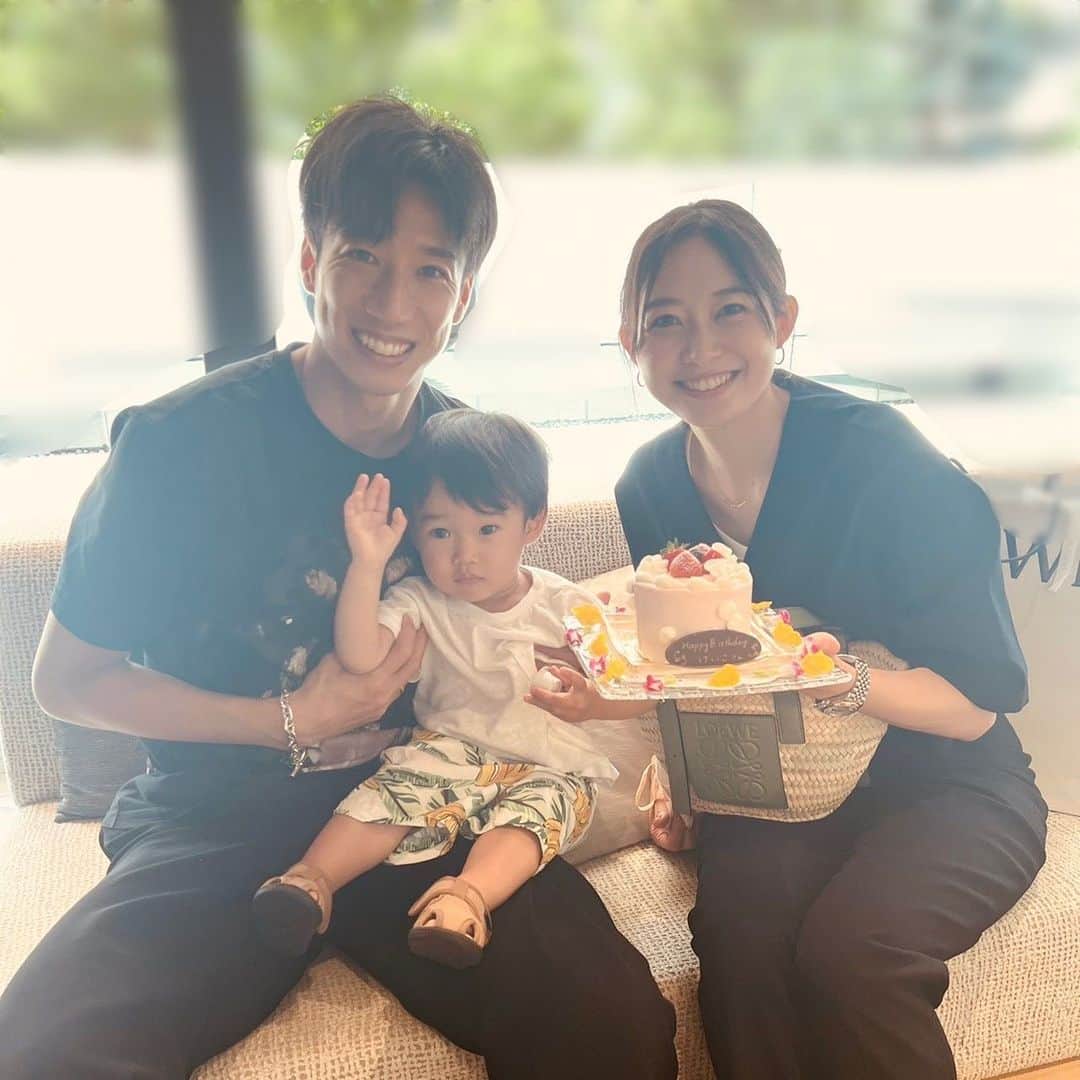久冨慶子のインスタグラム：「・ 今月27日に34歳の誕生日を迎えました！ 先日夫が突発性難聴になりとても心配な日々が続いていましたが、お陰様で少しずつ回復してきています。 改めて家族の大切さを感じた出来事でした。 健康第一！！ 暑い日が続いていますが皆様お身体大切にされてください✨ ＊ ＊ #家族写真 #誕生日 #私の宝物たち」