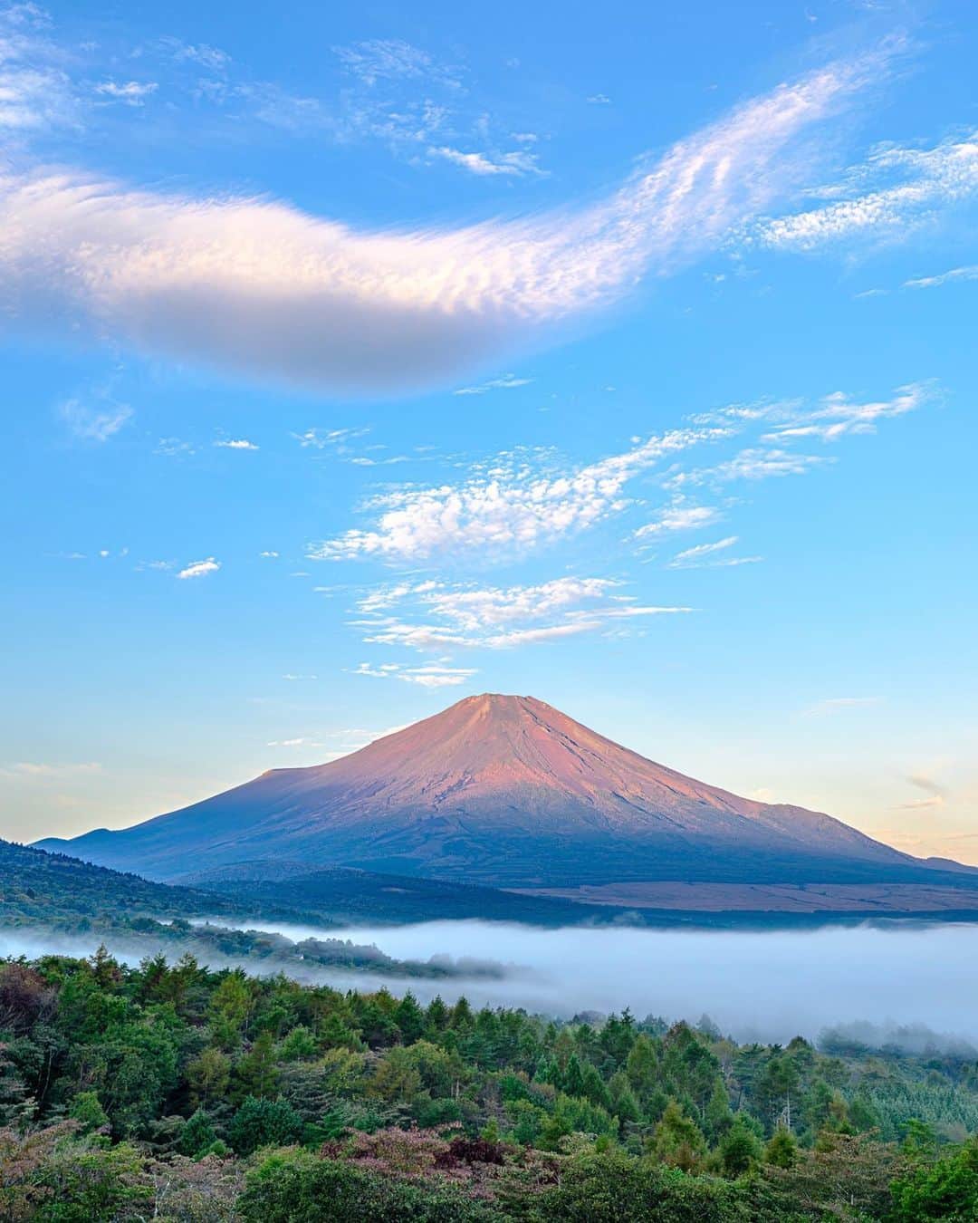 のインスタグラム：「明日から明後日にかけて、あの日の赤富士のようなヤバい富士山を撮影しにいこうと思う。 楽しみにしていてほしい✨👍  #shrinegram #8期募集記念 #インスタライブ」