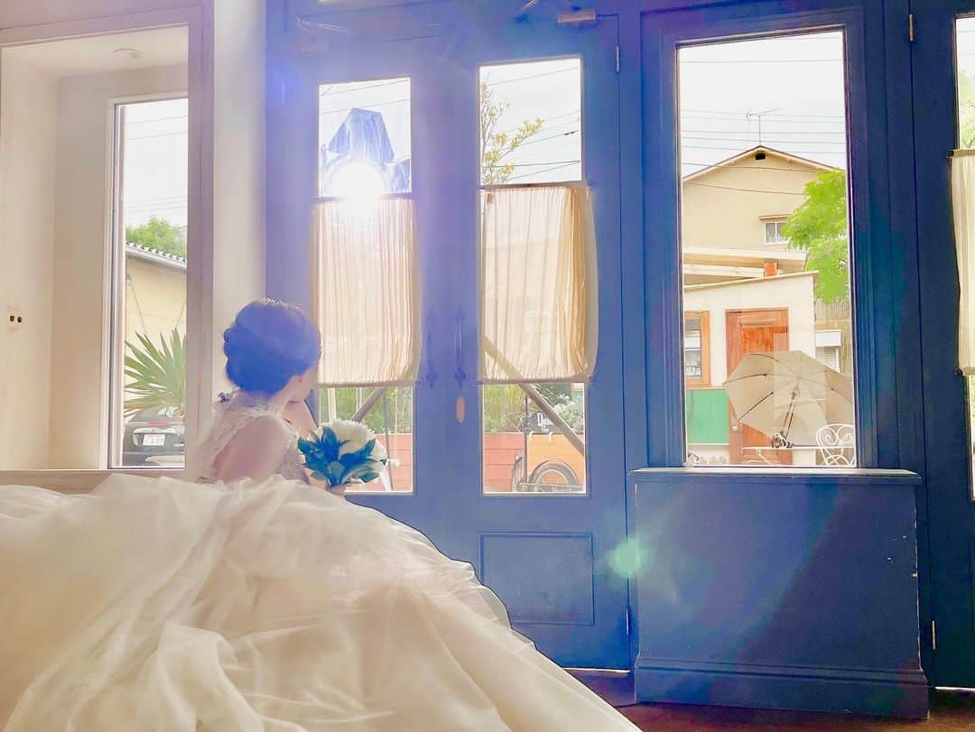 のインスタグラム：「「25ans Wedding」 表紙を飾らせていただきました💐  マネージャーさんが撮ってくれた写真です。 ライトに照らされてます💡💡  @25ansjp」
