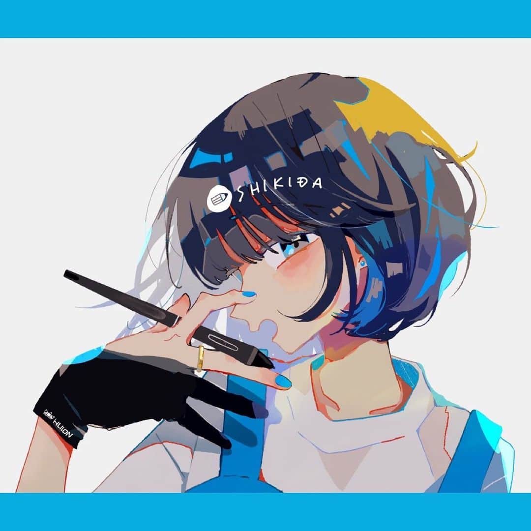 のインスタグラム：「💙💙💙  Huion様（ @huion_jp ）より液タブとキーボードをご提供いただきました！ 普段は板タブユーザーですが、ペン先から直接絵が生まれる液晶タブレットも良いな…と感じました！💙  ◆Kamvas Pro13(2.5K) https://amzn.to/3sQuPMd ◆ミニキーボードKD100 https://amzn.to/38MVy4S   #HUION創作  #HUION  #HUION作業環境」