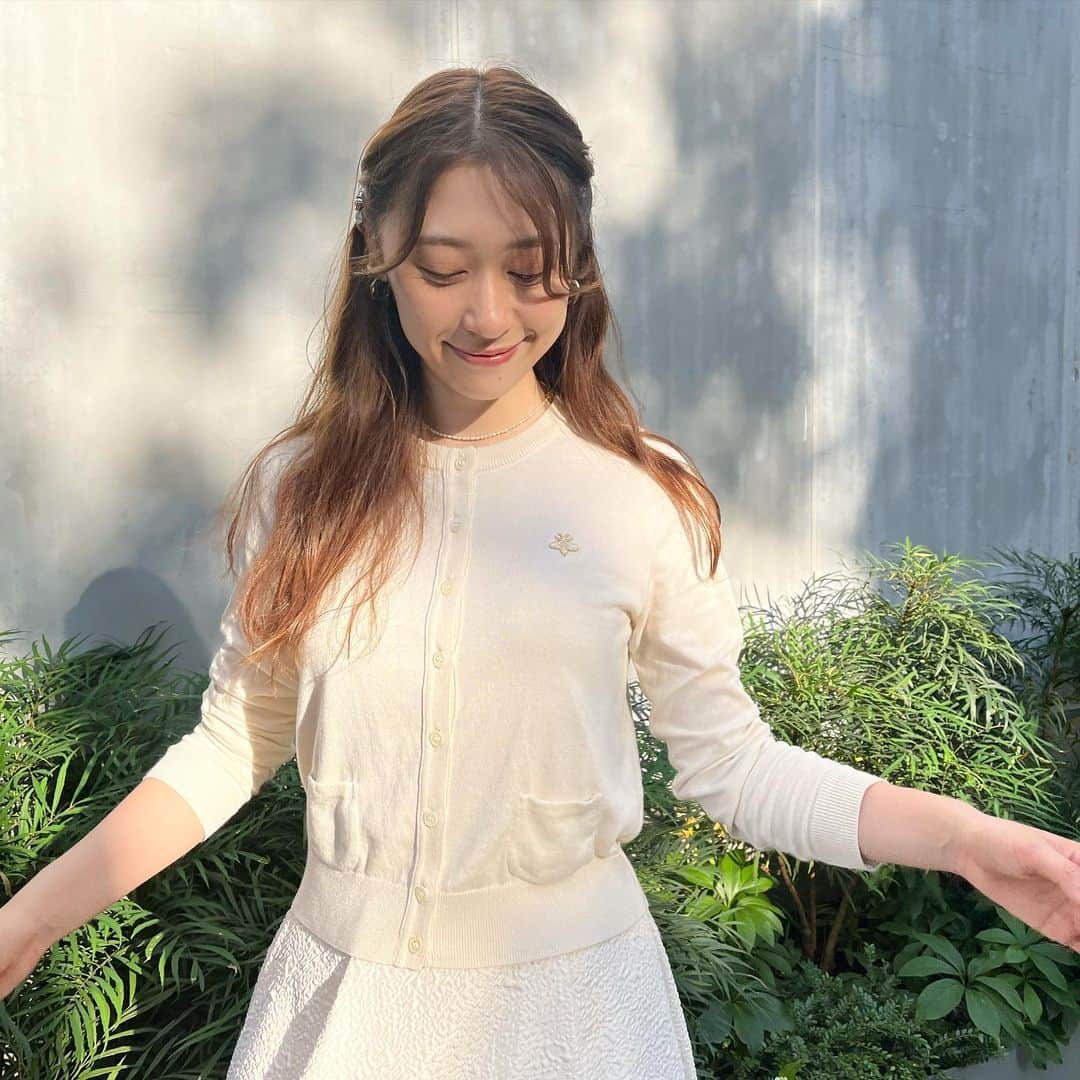 豊森ちはやさんのインスタグラム写真 - (豊森ちはやInstagram)「⁡ ⁡ @caprino_jp  蜂の刺繍がかわいいシルク混カーディガン 🐝🪡 ⁡ クーラーの風が強過ぎる場所もあるから 薄手のこの子は夏でも活躍中。 ⁡ 生地から日本でつくられた 長く着られるカーディガンです。 ⁡ ⁡ #caprino #カプリーノ」6月30日 18時37分 - chihaya_314