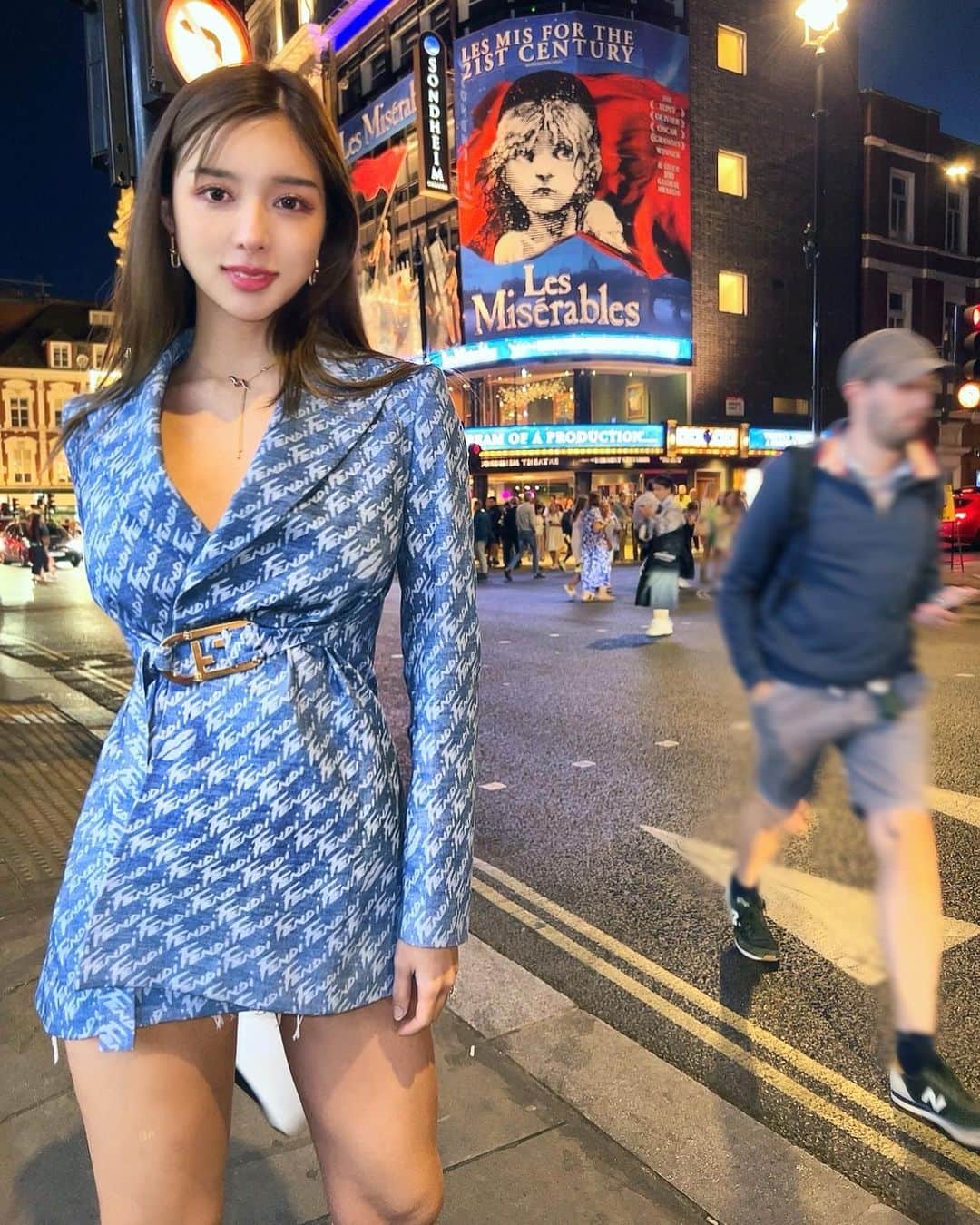 のインスタグラム：「Musical night! "Les Misérables" No matter how many times I watch, I cry in the last scene.. It's a masterpiece!  ロンドンといえばミュージカル🖤 今回はレミゼラブル✨何回観ても最後のシーンで号泣.. 名作すぎるー！またすぐ映画のレミゼ観たくなった🥹🙌  . #lesmiserables #lesmisérables #lesmiserablesmusical #musical #musicaltheatre #musicalnight #londonmusical #queenstheatre #london #londonlife #luxuryfashion #fendi #レミゼラブル #ミュージカル #ロンドン」