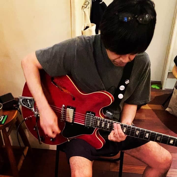 浅田信一のインスタグラム：「ギターソロ🎸✨ SMILE新曲プリプロ中☺︎ 達ちゃんの最後の顔がいいね🤗」