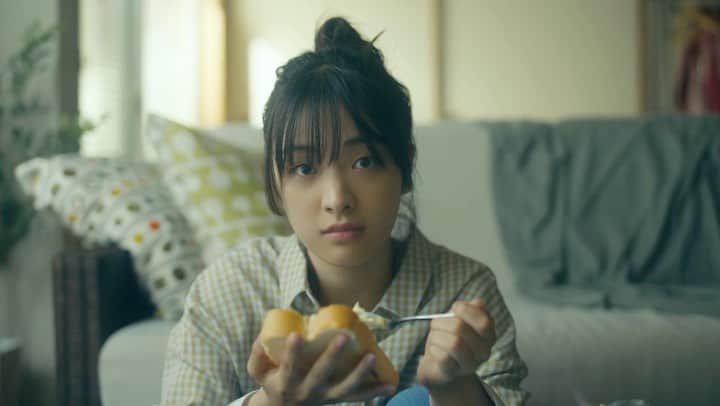 足立佳奈のインスタグラム：「ちょっとだけ公開😎  明日22:00に、 「ゆらりふたり」MV公開するよ。💭✌🏻 楽しみにしててね！！！  #ゆらりふたり #TaniYuuki #足立佳奈」