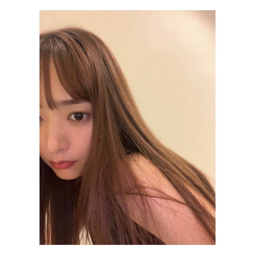 近藤千尋のインスタグラム：「いつの間にか めちゃロングヘアですやん〜❤️‍🔥 今日もお疲れ様でした！！ 寝かしつけまで駆け抜けるぞ🫠 明日はラヴィットだよ🐰 見てくれるかなー？💕💕  とあるコラボが進行中🤎 初めてのブランドさんです🤎 可愛くなる予感しかないよ🤎  今日はピーマン色🫑 私服、黒ばっかりだから差し色🫶🏻笑」