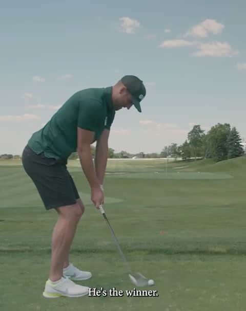 ハリー・ケインのインスタグラム：「A lot harder than it looks! ⚽️🏈⛳️  @iconsseries | @robbiegould09」