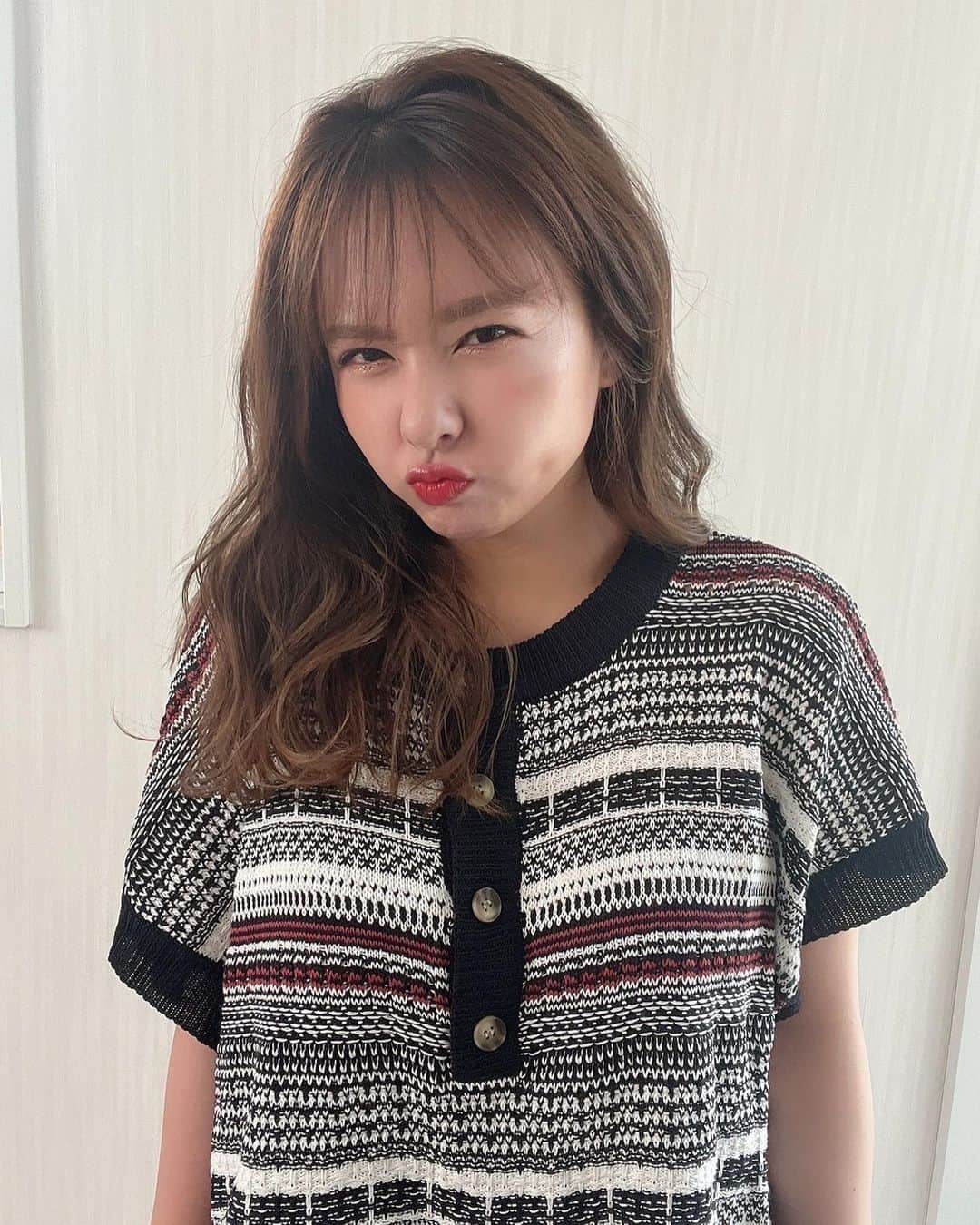 のインスタグラム：「ゆったりとした肩落ち感が好き〜☺️♡♡ 前後2wayインしたりしなかったりで楽しめます✨ ブラックのMサイズ着てます〜〜🌼  @classicalelf_official #クラシカルエルフ #classicalelf #エルフコーデ #タイアップ #uniqlo #gu #zara #ユニクロ #ジーユー #ザラ #プルオーバー #ボーダー #レトロ柄 #ジャガードニット #夏服 #夏コーデ #今日の服」