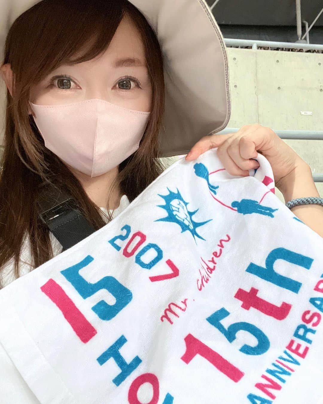 開高明日香のインスタグラム：「今までずっと余韻に浸ってましたが、約一週間が経ちました✨ 先日、Mr.Childrenの30周年ライブへ行ってきました❗️ YouTubeでもお話しましたが、最近私の中で特に思い入れの強い『終わりなき旅』からのスタート✨ 今の桜井さんの声で聞ける『終わりなき旅』は格別✨ 泣きそうになるのを必死で堪えてました🥹 Mr.Children、大好きでいて良かった❤️ 30年間愛し続けて良かった❤️ 今まで数え切れないくらいミスチルのライブに行ってきたけど、今回が一番、4人が4人とも、素晴らし音、素晴らしい声で、最高にカッコよかった💕 好きを毎回更新してくれる人たち❤️ 大好きな曲もたくさん聴けました！ まさに自分の『好き』に自信を持てた日✨ これからも自分の「好き」の感覚にどこまでも忠実に生きていきたいと思えた日✨ これからも力強くて優しい4人のMr.Childrenと共に歩んでいけたら幸せ💓 #グッズを買うタイミング逃して #30周年の半分の15周年タオル持参😋 #YouTube観てくださった方はわかると思いますが #気持ち悪い私の妄想曲も聴けました🙈💕 #MrChildren #ミスチル #桜井和寿 #半世紀へのエントランス #ミスチル好きな人と繋がりたい #YouTube観てね❤️」
