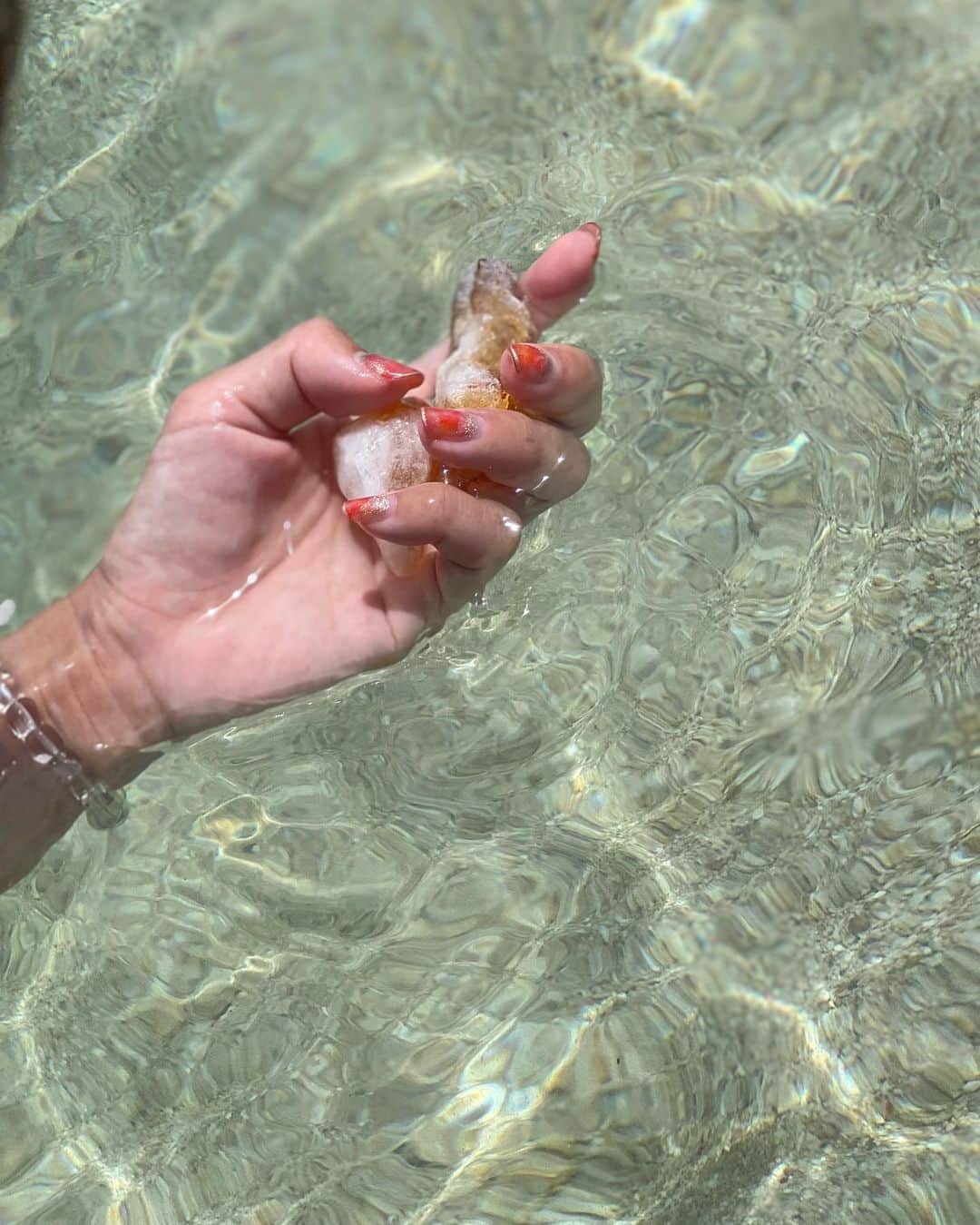 eiko kagamiさんのインスタグラム写真 - (eiko kagamiInstagram)「朝一の海でアクセサリーもデトックス💎✨ . . . . . . . #沖縄#久高島#南国 #アクセサリー#浄化#天然石#海#デトックス #腕の鞄を持っていた跡が消えない #アラフォーの腕🥺」6月30日 20時42分 - eikooo7