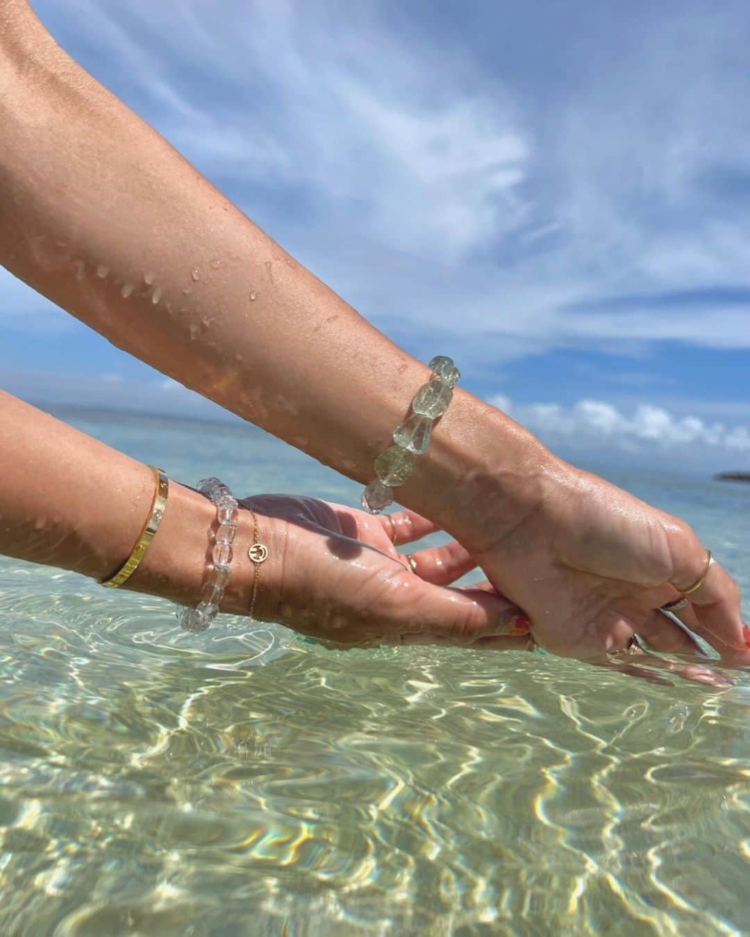 eiko kagamiさんのインスタグラム写真 - (eiko kagamiInstagram)「朝一の海でアクセサリーもデトックス💎✨ . . . . . . . #沖縄#久高島#南国 #アクセサリー#浄化#天然石#海#デトックス #腕の鞄を持っていた跡が消えない #アラフォーの腕🥺」6月30日 20時42分 - eikooo7