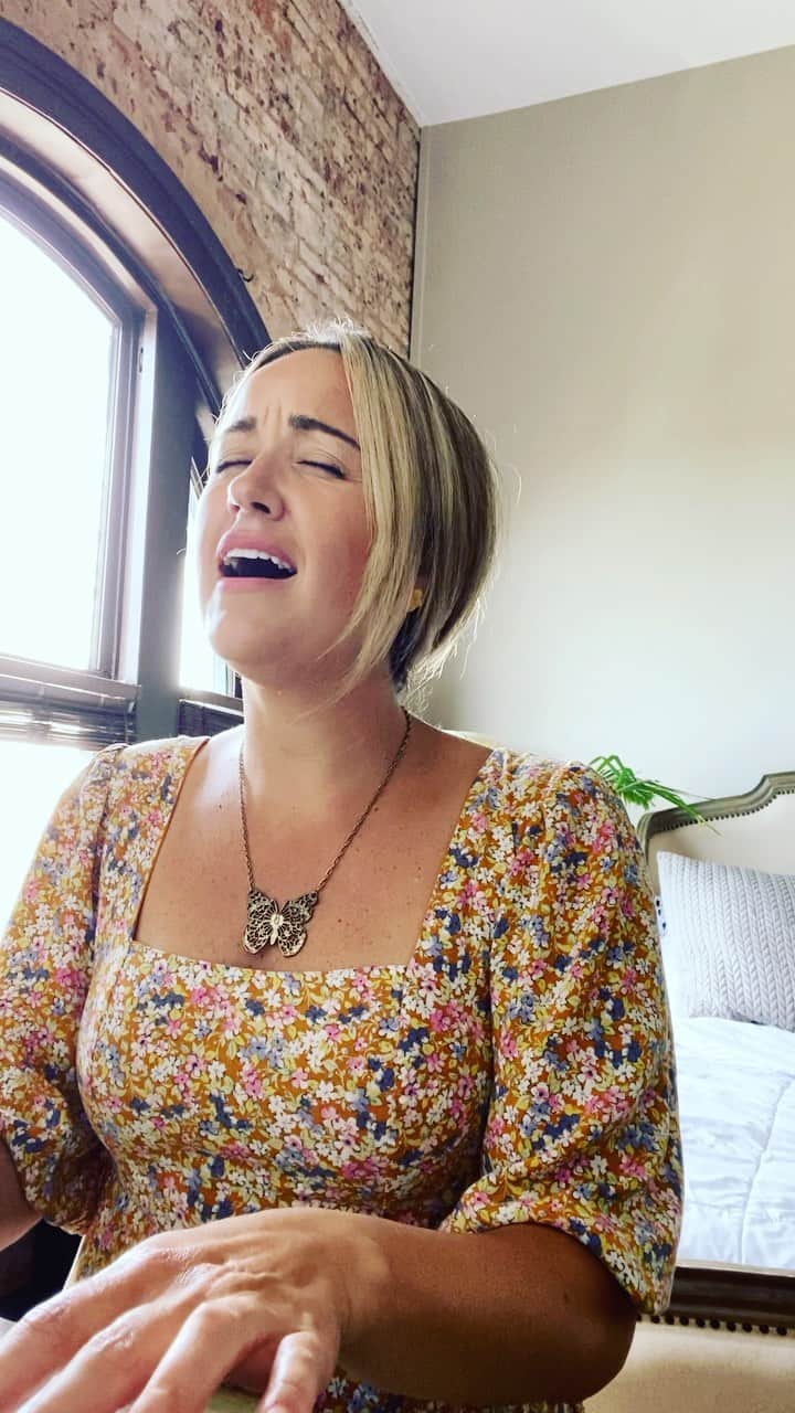 ブリット・ニコルのインスタグラム：「I’m waking up to a brand new day Mercy rising like a flame  I can feel it, I can feel it now Take me deeper in your love Take me higher in your trust  I can feel it, I can feel it now I’m going forward Hallelujah   Wrote this song in 2020 and hope to release it soon. The bridge is my favorite part so I’ll save that for the record.  Love you guys!!! 🤍」