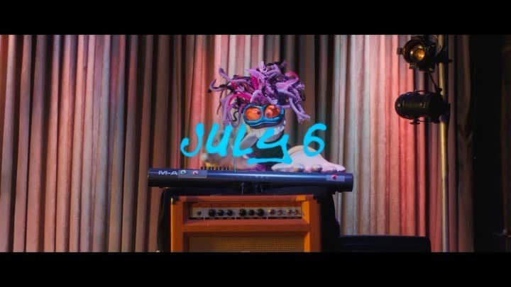 Coldplayのインスタグラム：「Biutyful - video directed by @mat_whitecross  Landing July 6 🌠   #Biutyful #TheWeirdos」