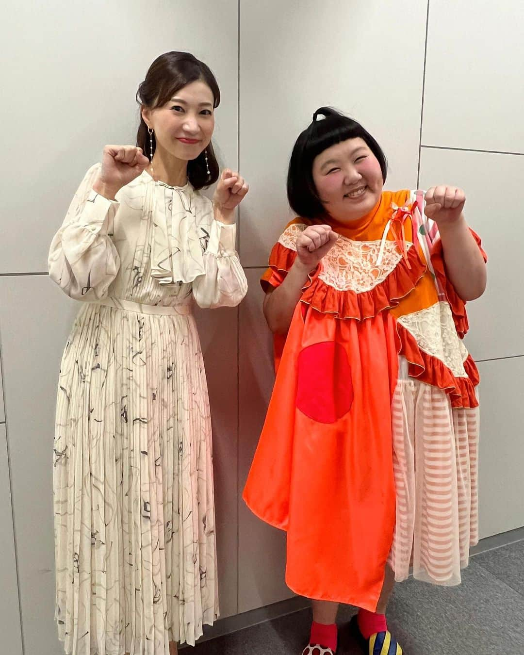 夢咲ねね（赤根那奈）さんのインスタグラム写真 - (夢咲ねね（赤根那奈）Instagram)「. 今朝、出演いたしました 関西テレビ【よ〜いドン！】 ご視聴いただきありがとうございました。 歌劇団在団中、お稽古に行く準備をしながらよく見ていたので出演することができて嬉しかったです。 そして、今回の収録で酒井藍さんとご一緒させていただきまして、、感無量です！ 私、新喜劇さん好きなんです🤭 今はNetflixでも過去の作品が観れるのを知りまして、 中でも藍さん出演回は大好きで、何回も見ちゃいます🤭🤭 藍さんの存在感、オーラ、お芝居、そして笑顔がとっても素敵な役者さんです。 今日も藍さんの笑顔に癒されましたー♡ 一緒に写真まで撮っていただきました✨ 嬉しい😊  #よ〜いドン！　#関西テレビ #酒井藍　さん　#吉本新喜劇　さん #藍さんポーズ」6月30日 20時53分 - yumesaki__nene