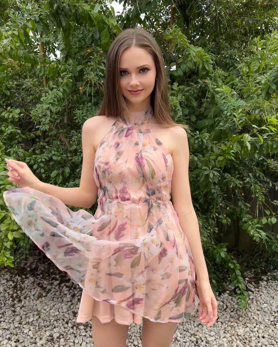 Dana Raeのインスタグラム：「The perfect brunch dress 🌸💗🌸 @FashionNova ⠀ 🔎 Floral Season Mini Dress」