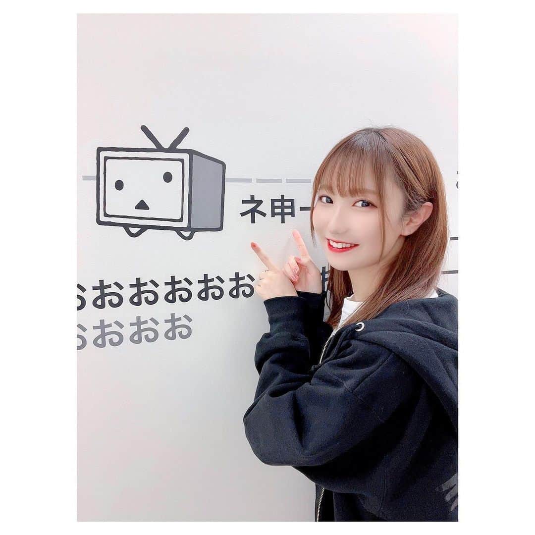 宮田有萌のインスタグラム：「ニコニコ.｡.:*☆  そういえばニコ生の時のお写真載せてなかったと思いまして………  ネ申ーーーーーーー！！ ｷﾀ━(ﾟ∀ﾟ)━!  私が絵文字じゃなくて顔文字を使うようになったのはニコニコ動画の影響かしら( ˙-˙ )？  #ニコニコ動画 #ニコニコ #ニコ生 #配信 #生配信 #ライブ配信 #宮田有萌」