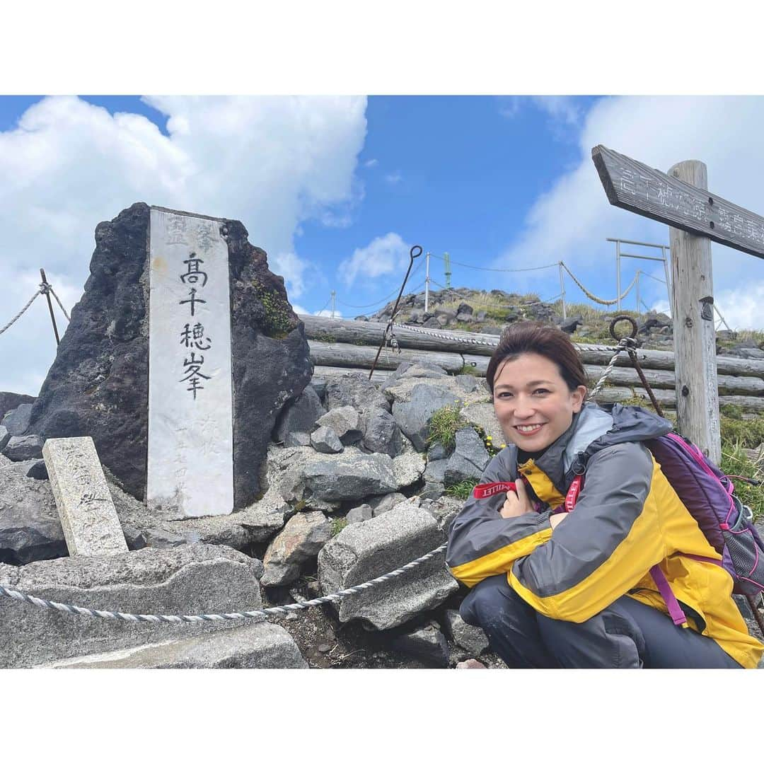 武田華奈さんのインスタグラム写真 - (武田華奈Instagram)「. 高千穂峰登頂記念𓂃𓀙✴︎ 汗をかき苦労するべきバラエティ番組的にはおもしろみに欠けるかもしれませんが山登りなどアクティブなことは好きでワクワクします⛰ . 広く浅く多くのことに興味を持つことも大切だしエネルギーが要るけれども、一つのことをつきつめ、極めることができる人には本当に頭が上がりません(私が得意ではないので💦)。 今回は3000回目の登頂を果たした76歳の男性のお供をさせていただきました。 . 一人こっそり登山道具とともにケーキを運び、ひとみちゃんのお誕生日サプライズにもワクワクしていました👻🎂 どちらもおめでとうございます🎈 . #高千穂峰 #高千穂河原 #酒井瞳 #前髪ちょろん」6月30日 21時09分 - kana_takeda.19