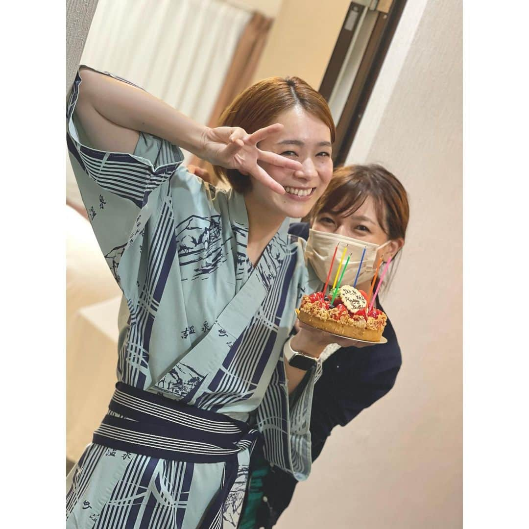 武田華奈さんのインスタグラム写真 - (武田華奈Instagram)「. 高千穂峰登頂記念𓂃𓀙✴︎ 汗をかき苦労するべきバラエティ番組的にはおもしろみに欠けるかもしれませんが山登りなどアクティブなことは好きでワクワクします⛰ . 広く浅く多くのことに興味を持つことも大切だしエネルギーが要るけれども、一つのことをつきつめ、極めることができる人には本当に頭が上がりません(私が得意ではないので💦)。 今回は3000回目の登頂を果たした76歳の男性のお供をさせていただきました。 . 一人こっそり登山道具とともにケーキを運び、ひとみちゃんのお誕生日サプライズにもワクワクしていました👻🎂 どちらもおめでとうございます🎈 . #高千穂峰 #高千穂河原 #酒井瞳 #前髪ちょろん」6月30日 21時09分 - kana_takeda.19