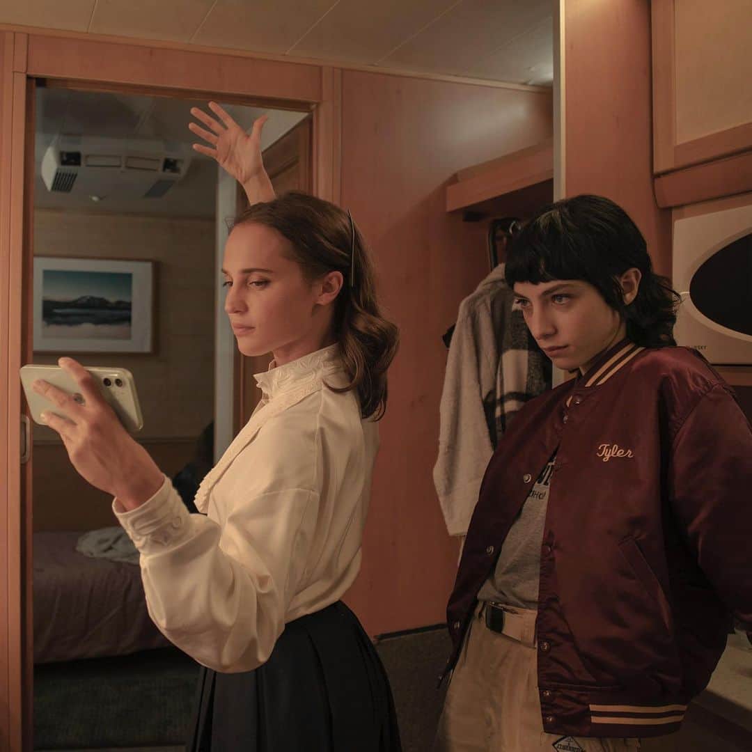 アリシア・ヴィキャンデルさんのインスタグラム写真 - (アリシア・ヴィキャンデルInstagram)「If you’re not watching Irma Vep then you need to start IMMEDIATELY! #IrmaVep @hbomax」6月30日 21時19分 - aliciavikanderdaily