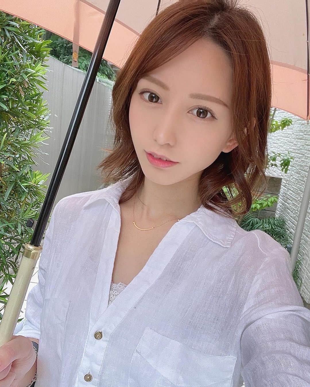 のインスタグラム：「6月もう終わっちゃうね🐌️️️⛅️ 　 　 　 この1ヶ月はいつもよりさらに 些細な事でも幸せ。と感じれることが多くて、 色々あってもなんだかんだとハッピーがその分 あったような..🤭💗 　 　 梅雨が一瞬で終わったのには めっちゃびっくりしたけどね(笑) 　 　 　 これからの苦手な夏、どう乗り切ろう🫧 　 - #selfie #ナチュラルメイク #ミディアムヘア #外ハネミディアム #巻き髪アレンジ #ミディアムボブ #夏服コーデ #ファストファッション」
