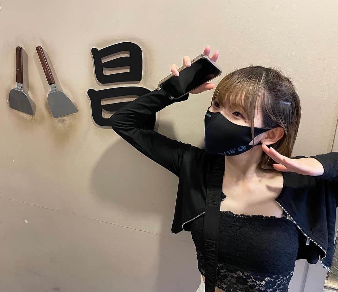 志村美希のインスタグラム：「⁡ 私は平和主義なので 広島風も関西風もどちらも好きです😸🫶🏻🫶🏻 ⁡ うどん入りは初めましてだったお腹ぱんぱん🤰🏻 ⁡ #八王子ポーズ」