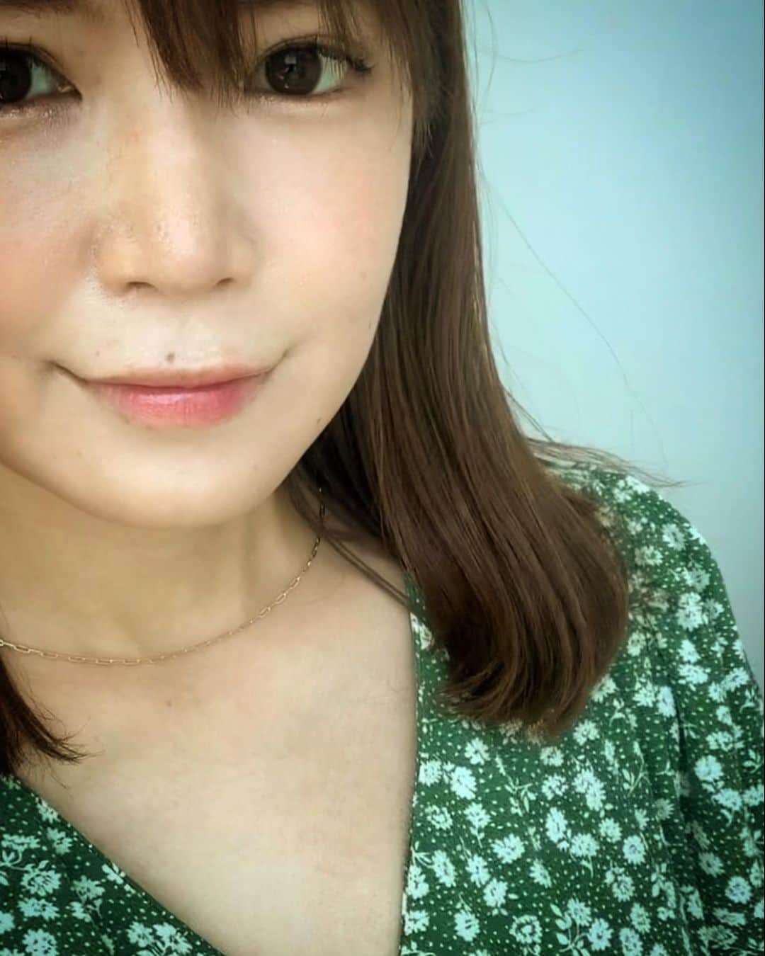 内山絵里加のインスタグラム：「・ ・ 番組でもお世話になっている 浜松市のアミュレットさん　@amulet0310_officialの 新作ジュエリー紹介💎 ・ 今、注目のトレンドアイテムの ペーパークリップチェーン。 ・ 鎖状のデザインは、シンプルなのに立体感◎ 光を反射してキラキラと輝き ゴールドならではの高級感が味わえます。 ・ 中空タイプなので 着け心地が良く 長時間でもストレスなく着けられるのも嬉しい特徴。  抜け感、モード感、上質感等の要素を揃え 美しい胸もとを演出してくれますよ👱🏻‍♀️ 長さは、40cm、45cm、50cmの3種類。 私が着用しているのは、40cmのものです🤍 ・ ※中空とは、イタリア製で地金の中が パイプ状になっているので 見た目より軽くて着け心地が良く お手頃価格が魅力です。 ・ シンプルで、いつもいつまでも使える ゴールドのジュエリー。 本日発売です🤍 ・ #浜松 #アミュレット #amulet #ジュエリー #新作 #ゴールド #金 #ペーパークリップチェーン」