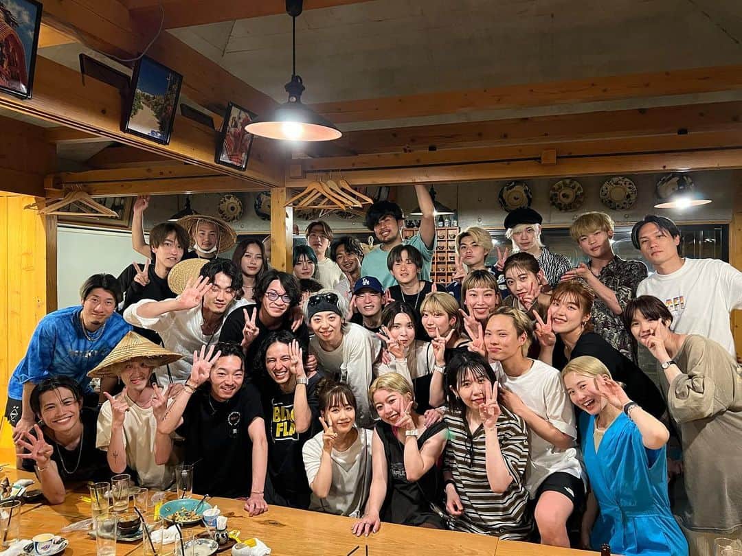 寺石幸弘のインスタグラム：「13年働かせて頂いたサロン LUAUグループを退社しました。  多分この文章は長くなります。 けど自分の今の気持ちは キチンと残したくて 今日は日記として書く事にします。  24歳の頃、 あるサロンで働いていた僕は とにかく有名になりたくて 休みの日に色んな美容師さんの セミナーに行きまくっていて、 その中で  「東京の有名店出身オーナーの パーマセミナー」　　  というフレーズに惹かれて受けたのが LUAUオーナーの菅原さんとの 出会いでした。  技術はもちろん、考え方、話し方 すべてが僕には新鮮で かなりしつこく質問したのを 覚えています。  そんな奴が珍しかったのか、 ご飯に誘ってもらって 僕の夢や目標を すごく真剣に聞いてくれました。  今まで目上の人がこんなに真剣に 話を聞いてくれる事って僕は経験が 無かったので、 そこで初めて自分を受け入れて　 もらえる事、夢を応援される嬉しさを知りました。  「相手を認める、話を全部聞く」  それは今でも僕が学生や アシスタントと関わる時に大切にしている事でもあります。  最初はたった6人で1店舗だったLUAUが この十数年で7店舗40人以上に なり、  その長いようであっという間な 時間に関われた事が本当に財産に なりました。  そんな中で一番幸せだったのは 多くのアシスタントと一緒に仕事を 出来たことです。  アシスタントという言葉は本当は　 あまり好きではなくて、 僕の中では【パートナー】　　 に近い感覚です。  一緒に技術を創意工夫して、 お客様にどうやって喜んでもらうか もっと良い時間を過ごしてもらえるか  真剣に悩み、 時々意見がぶつかったり。 でもその積み重ねがあって 分厚い信頼関係が作られて 最強のチームが出来上がります。  そんなチームを何度も何度も経験 できて、  AINA初期メンバーは 一生忘れない最高の仲間です。 そして、 最後はリナ・カレン・ナナミという 本当に本当に集大成ともいうべき 最高のパートナー達に 恵まれました。  毎日笑って働けたのは皆んなの おかげです。  彼女たちを見ていて、 過去ついてくれた スタッフ皆のDNAの凝縮を 感じます。  今は皆スタイリストや店長、　 副店長として 活躍してて本当に自慢の後輩だし そんな皆の姿を見てさらにその次の後輩が素直に真っ直ぐ育っていて 身内贔屓も甚だしいけど、 やっぱり世界一好きなスタッフです。  僕は思い返せば、　　 かなりワガママも言っていて 言い出したら聞かないところがあります。  コンテストやヘアメイクの仕事を やり始めた時、 その時のサロンの状況なども 顧みず、 「やりたい！絶対！」 という情熱だけで菅原さんに ぶつかって  周りのスタッフにも多々無理を言った事がありました。  でもどんな時も 「頑張るスタッフは全員で サポートするものだから」  と言って送り出してもらいました。  今回僕は夢の集大成でもある 【自分のサロンを作る】という 過去一番のワガママを言わせて頂きました。  たくさん引き留めて頂いて、 色々な選択肢を示して頂いたのですが、言い出したら聞かない僕は すごく頑固になっていた所もあったと思います。  それなのに、 「何も気にしなくていいよ。 寺なら絶対成功するから頑張れ。」  と最後は暖かすぎる言葉で 送り出して頂きました。  沖縄社員旅行でサプライズで スタッフ皆んなからメッセージの 入ったアルバムや写真をもらって AINAメンバーや菅原さんと 話した時 自分でもびっくりするくらい 涙が溢れてきて、 上手く話せなくなりました。  アルバムや動画を見返して また泣けてきました。  こんなに幸せな時間って本当に あるんだなとフワフワした 感覚でした。  美容師は今本当に厳しい時代です。 SNS戦国時代で、 上手い人、　 目を惹く人がたくさんいて 僕たちのような無名で何者でもない 美容師は一瞬でバズって 一日にして人気美容師になったり できません。  でも美容師、技術職って元々そうなんです。 バスるんじゃなくて、 一日一日の積み重ね。 一人一人のお客様の感動の上に 成り立っている仕事です。  大勢に認知されなくてもいいから 自分を必要だと思ってくれる　 目の前の人に 自分の出来るすべてで応えるのが 仕事だとこの13年間で学びました。  華やかな仕事も、信頼関係と 誠実さが何より大切です。  それをこれから先、 自分の作るサロンでより一層 形にして、成熟していければ 嬉しいなと思っています。  これは自分に対しての決意と この感謝を忘れない為の記録です。  菅原さん、LUAUスタッフ 一緒にお客様を笑顔にしてくれた 最高のパートナーの皆 切削琢磨してくれたスタイリスト 仲間  本当に本当に心からありがとうございました。  またサロンにも遊びに来てほしいし、気軽にLINEやDMしてね。  僕はまだまだ皆から勉強したいし、 皆の夢や目標や考えている事を知りたいです。 そして何か一言でもその力になる　言葉をかけてあげれたら幸せです。  これからますます大きく、 そして素敵になっていくLUAU グループの更なる繁栄を 願っています。  2022.6.30  寺石 幸弘」