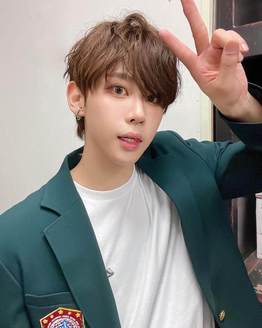 上原潤（JUNE）のインスタグラム：「Miss my school days  まだ制服いけるか」