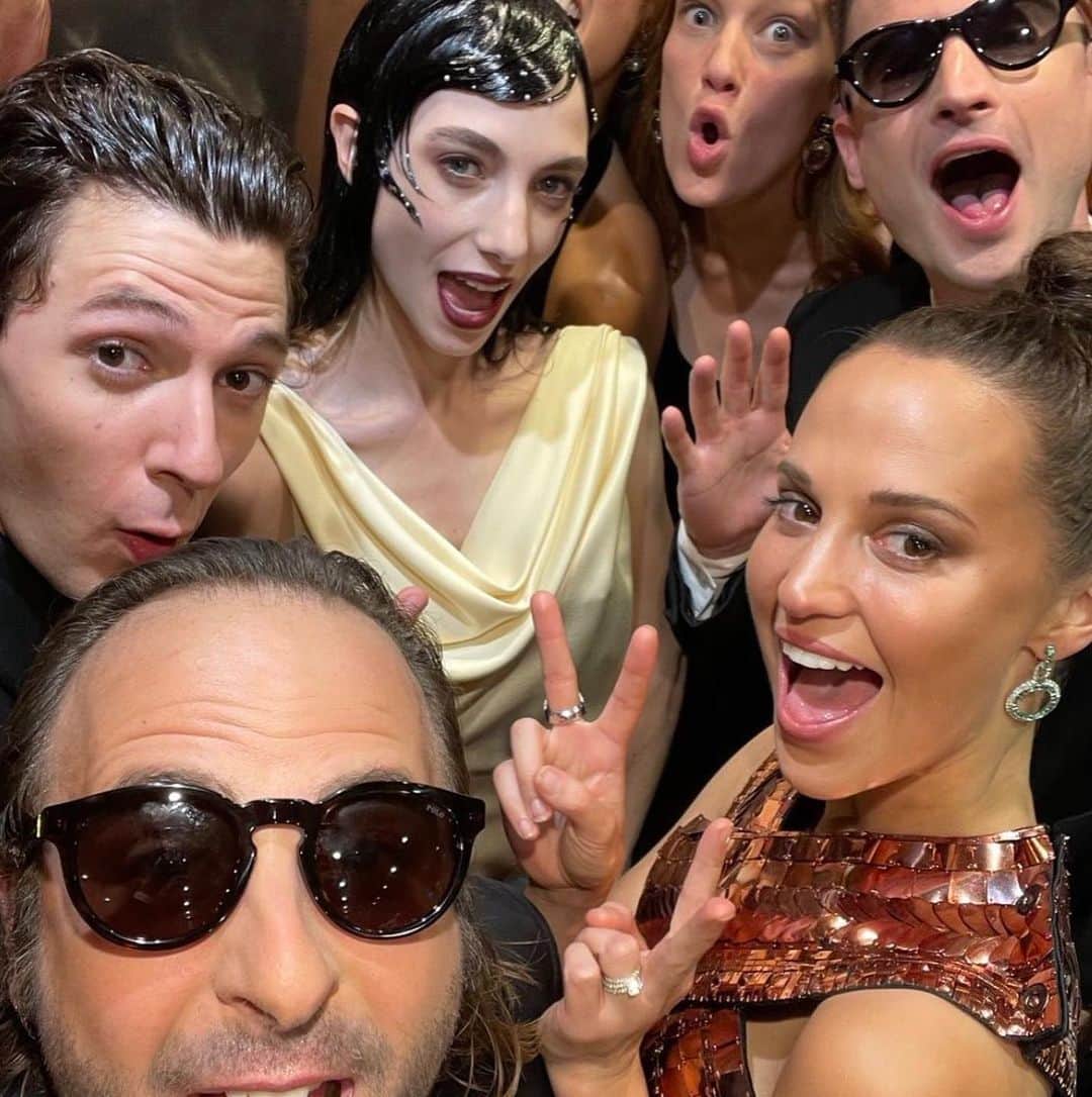 アリシア・ヴィキャンデルのインスタグラム：「Irma Vep family!」