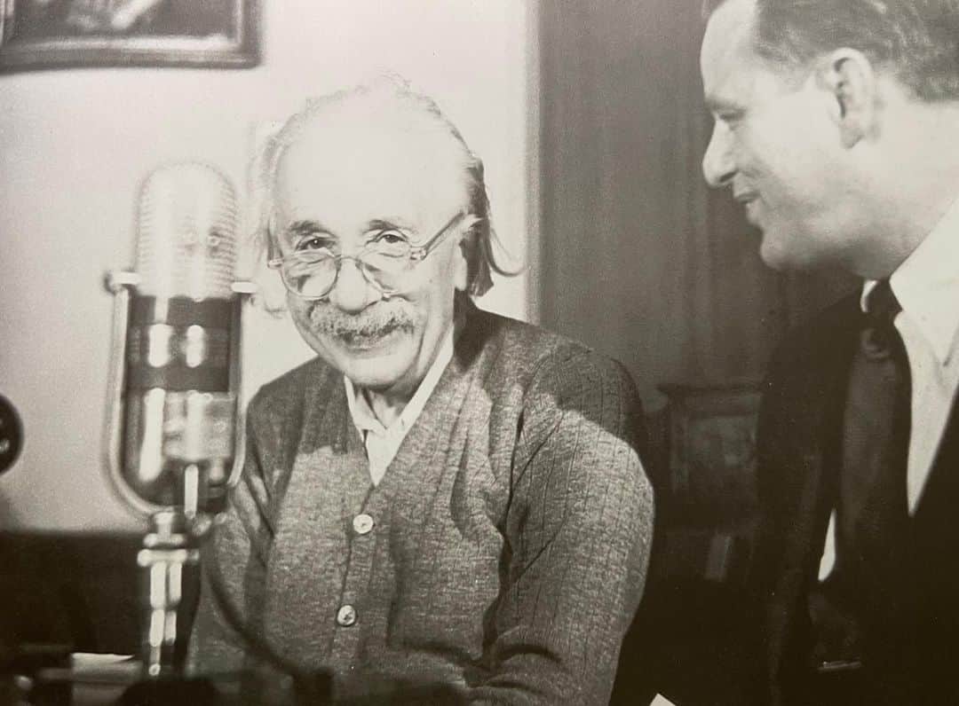 アルベルト・アインシュタインさんのインスタグラム写真 - (アルベルト・アインシュタインInstagram)「#ThrowbackThursday: Albert Einstein recording a statement for the TV show "Today with Mrs. Roosevelt" on February 10, 1950.」6月30日 23時36分 - alberteinstein