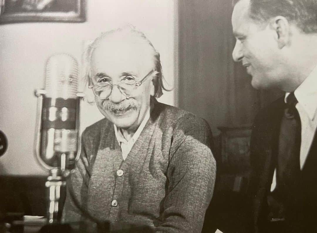 アルベルト・アインシュタインのインスタグラム：「#ThrowbackThursday: Albert Einstein recording a statement for the TV show "Today with Mrs. Roosevelt" on February 10, 1950.」