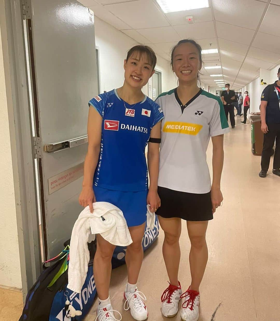 奥原希望さんのインスタグラム写真 - (奥原希望Instagram)「. . We met a for the first time on court against Iris WANG from USA.  . I lost 1 cm in height😂 . Keep going!! . #badminton #malaysiaopen2022 #バドミントン #nozomiokuhara #okuharanozomi #奥原希望」6月30日 23時51分 - okuharanozomi