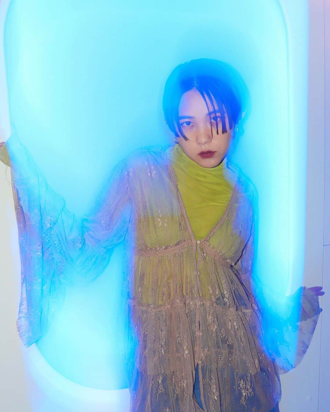 yurinasiaのインスタグラム：「NEW yurinasia🐬🧩🧊🎾  新しいアー写になりました。 歴代アー写大好き。 自分のタイミングと人とのタイミングが合った時に更新していけたらと思います。  前アー写撮ってくれた @cocoroyen @camerayen ありがとう。あのアー写で色んなこと経験できました。大好き。  NEW 📸 @hinata__123 @hinatashasinn」